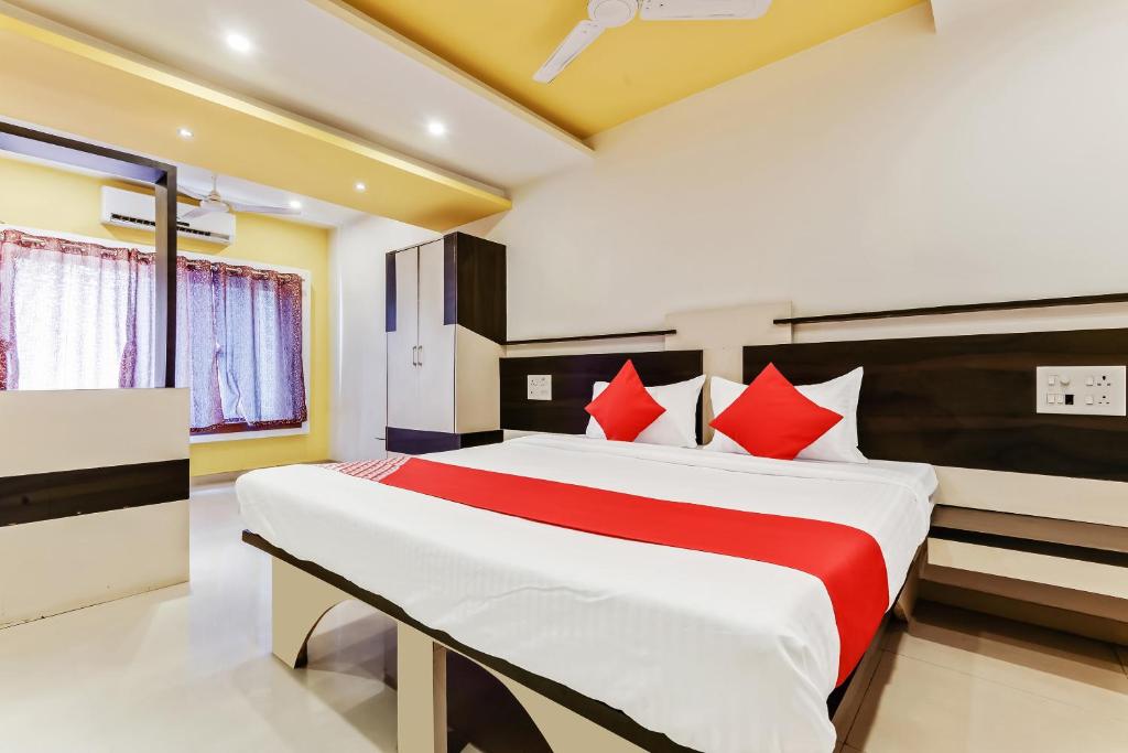 Postel nebo postele na pokoji v ubytování Hotel O Sachin Residency
