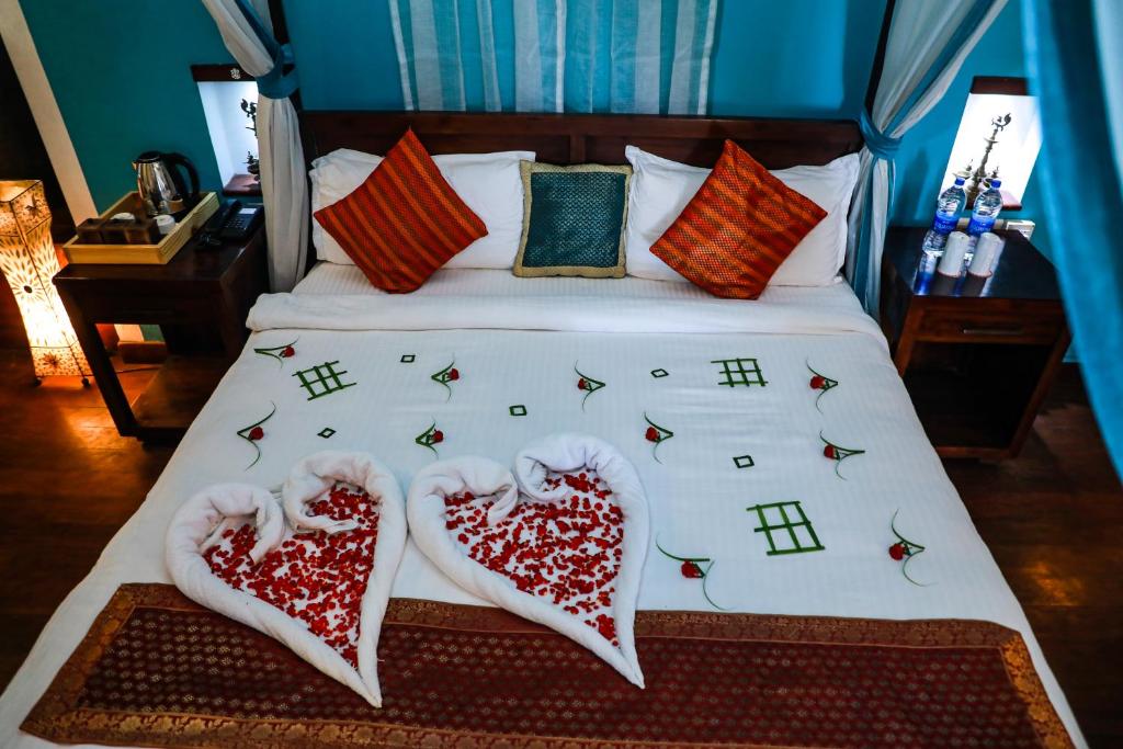 Postel nebo postele na pokoji v ubytování Old Lighthouse Bristow Hotel , Fort Kochi