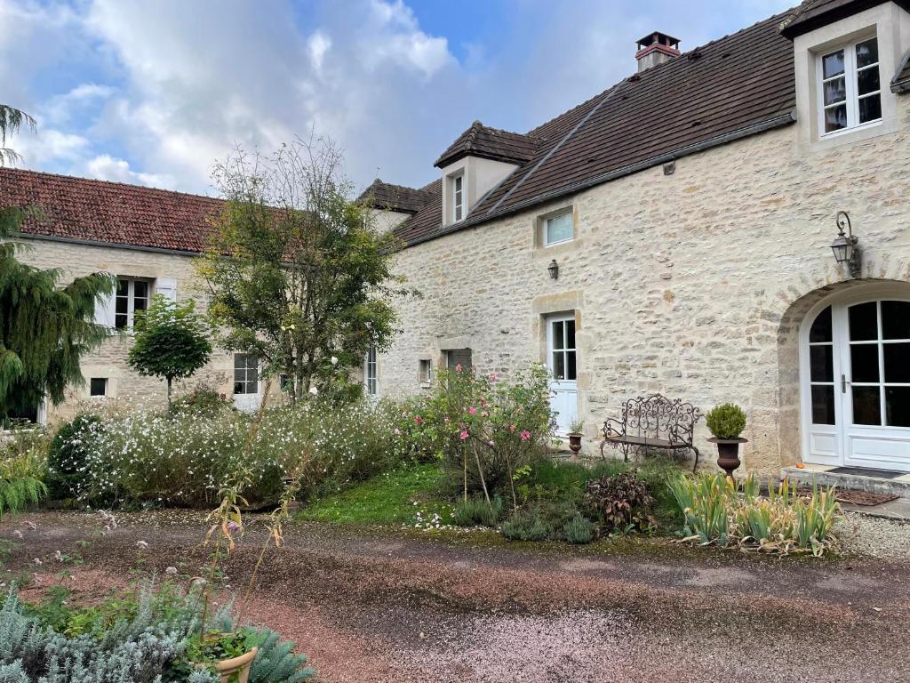 un bâtiment en briques avec un banc devant lui dans l'établissement Carpe diem, à Dissangis