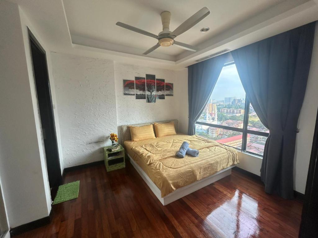 una camera da letto con un letto e una grande finestra di Golden HeavenHomestay a Kuala Lumpur