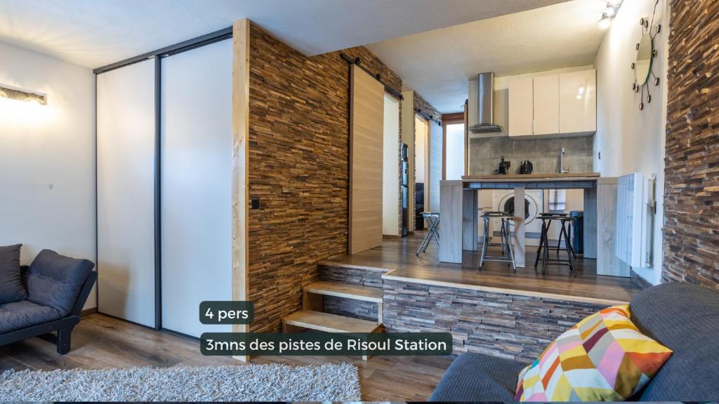 un salon avec un mur de briques dans l'établissement Chalet Garance, les cimes argentées, à Risoul