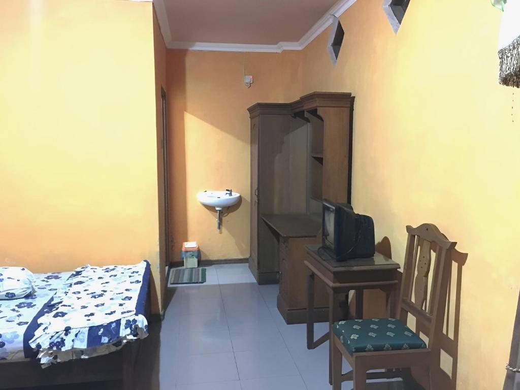 Hotel Alami near Alun-Alun Klaten - Deluxe Room