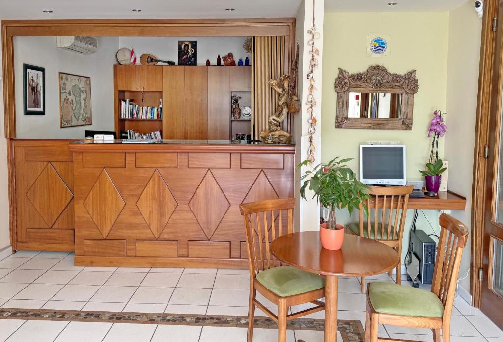 Телевизор и/или развлекательный центр в Emporios Bay Hotel Chios