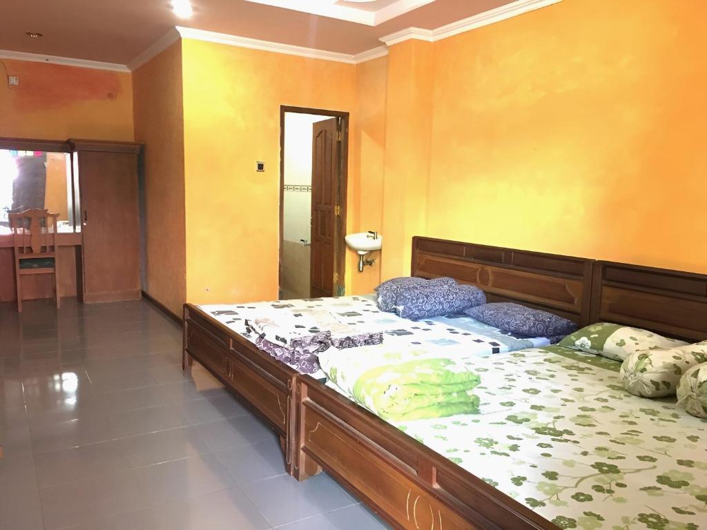 Hotel Alami near Alun-Alun Klaten - Family Room