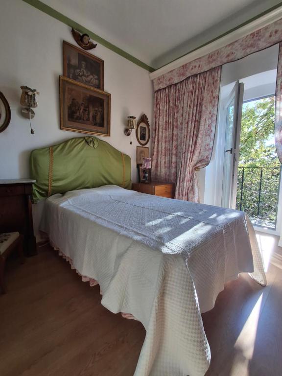 - une chambre avec un lit doté d'un couvre-lit blanc et d'une fenêtre dans l'établissement La Maison de Coraline, à Lu