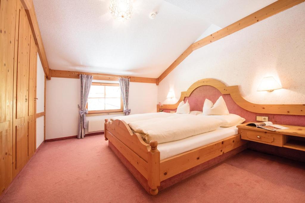 Postel nebo postele na pokoji v ubytování Landhotel Älpili