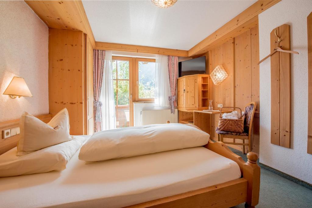 Postel nebo postele na pokoji v ubytování Landhotel Älpili