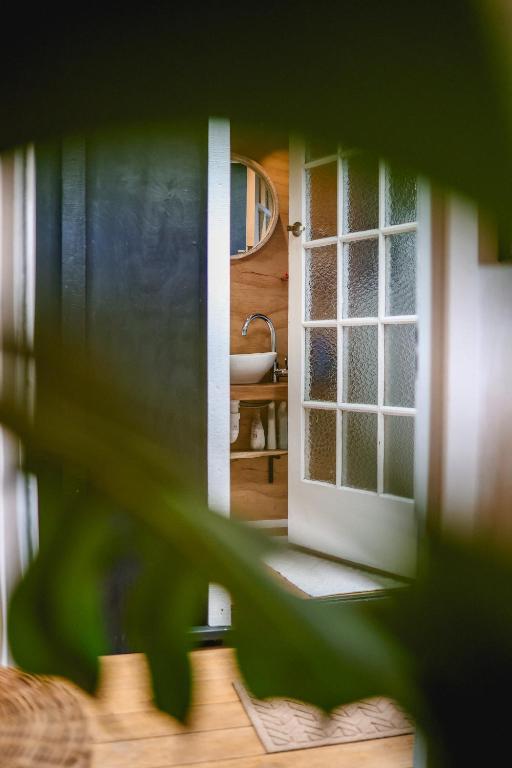 Fotografie z fotogalerie ubytování Kaitake Kabana - Unique, off-grid, studio retreat v destinaci Oakura