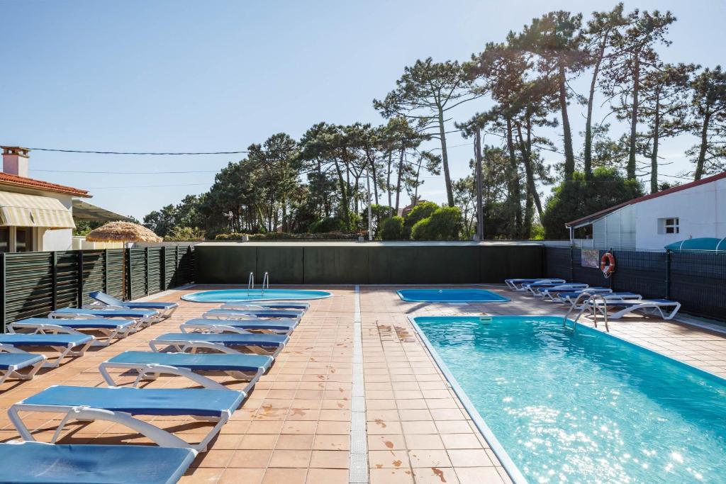 una fila de tumbonas y una piscina en Bungalow A2, en Pontevedra