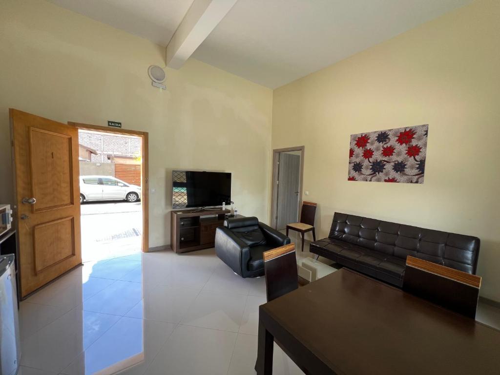 TV a/nebo společenská místnost v ubytování Praia Capital Residence Aparthotel