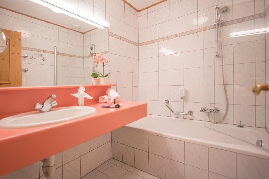 Koupelna v ubytování Landhotel Älpili