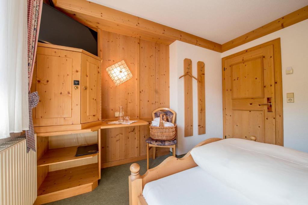 Postel nebo postele na pokoji v ubytování Landhotel Älpili
