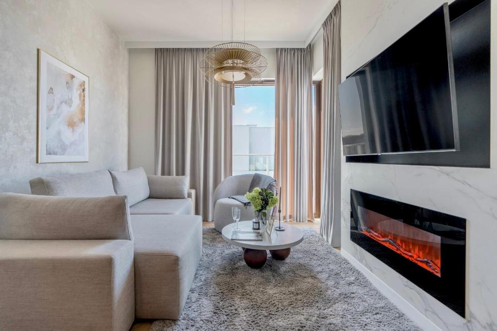 TV a/nebo společenská místnost v ubytování Sol Marina Resort Wyspa Sobieszewska II - LoftAffair Collection