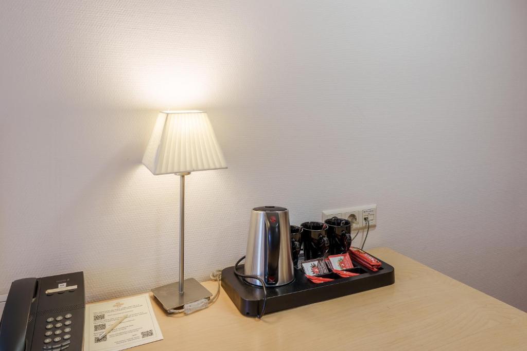 Příslušenství pro přípravu čaje a kávy v ubytování Riga Islande Hotel with FREE Parking