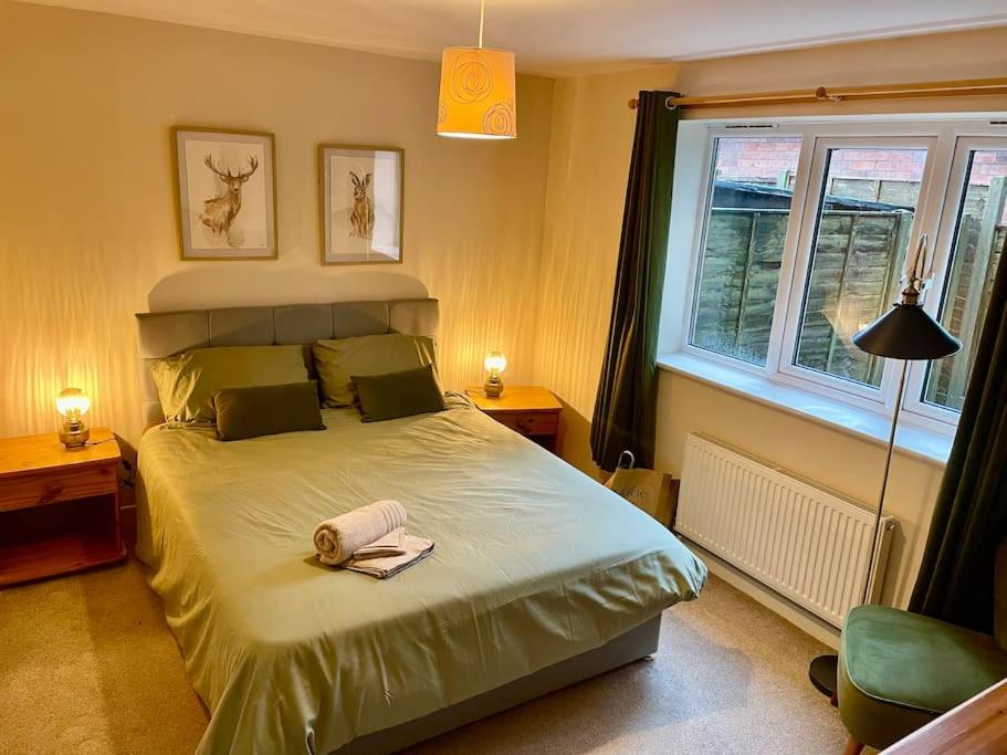 バーミンガムにある2bdroom city center house Perfect for contractorsのベッドと窓のある寝室