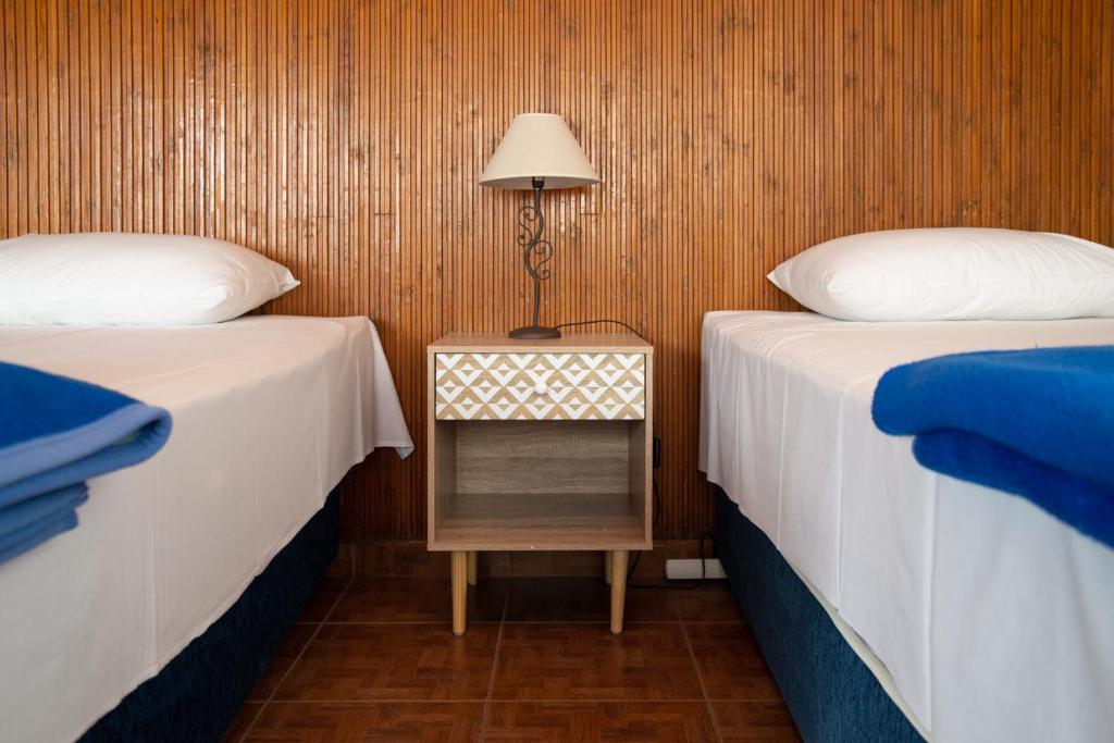 Łóżko lub łóżka w pokoju w obiekcie Hôtel Argo