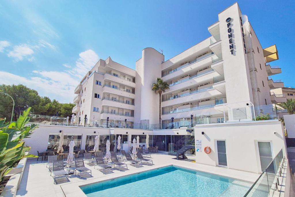Bazén v ubytování Apartamentos Ponent nebo v jeho okolí