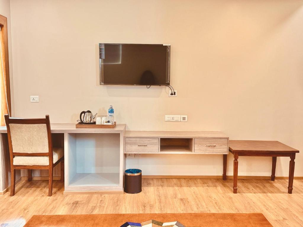 TV a/nebo společenská místnost v ubytování Hotel Bayberry Kathmandu - Near Tribhuvan International Airport