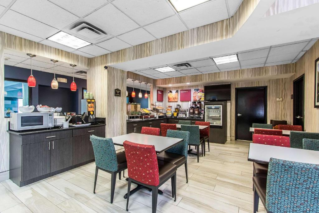 Comfort Suites Fairgrounds West photo