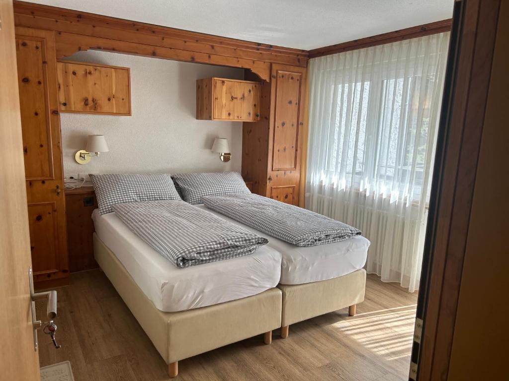 Uma cama ou camas num quarto em Hotel Adonis