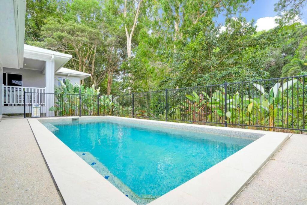 パーム・コーブにあるPalm Cove Studio Apartmentsの柵前のスイミングプール