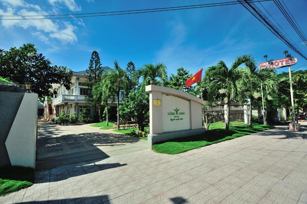 een gebouw met een vlag voor een huis bij Dong Xanh Hotel in Chau Doc
