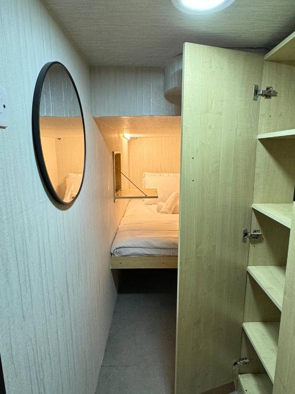 Postel nebo postele na pokoji v ubytování Capsule Room in Business Bay Near Downtown