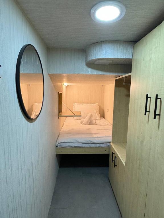 Postel nebo postele na pokoji v ubytování Capsule Room in Business Bay Near Downtown