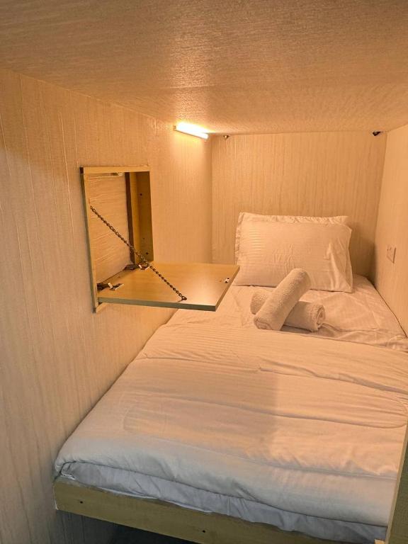 Postel nebo postele na pokoji v ubytování Capsule Room in Business Bay Near Downtown