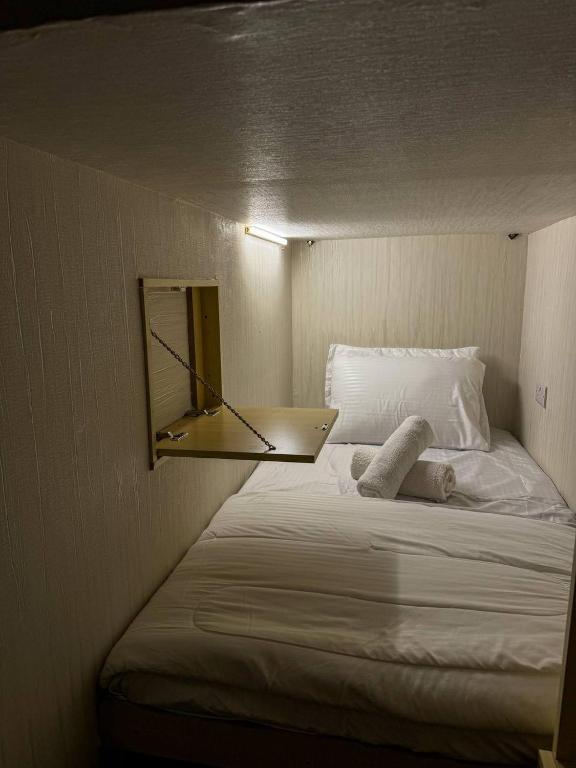 Postel nebo postele na pokoji v ubytování Capsule Room in Business Bay Near Downtown