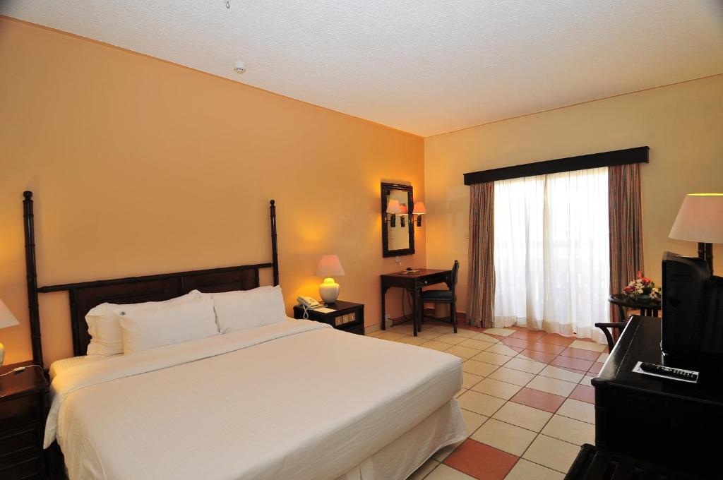 Postel nebo postele na pokoji v ubytování Mombasa Continental Resort