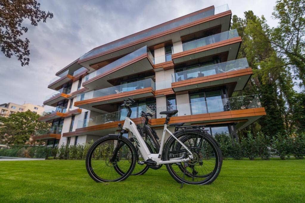 Jízda na kole v ubytování BJ81 Suite Hotel nebo okolí