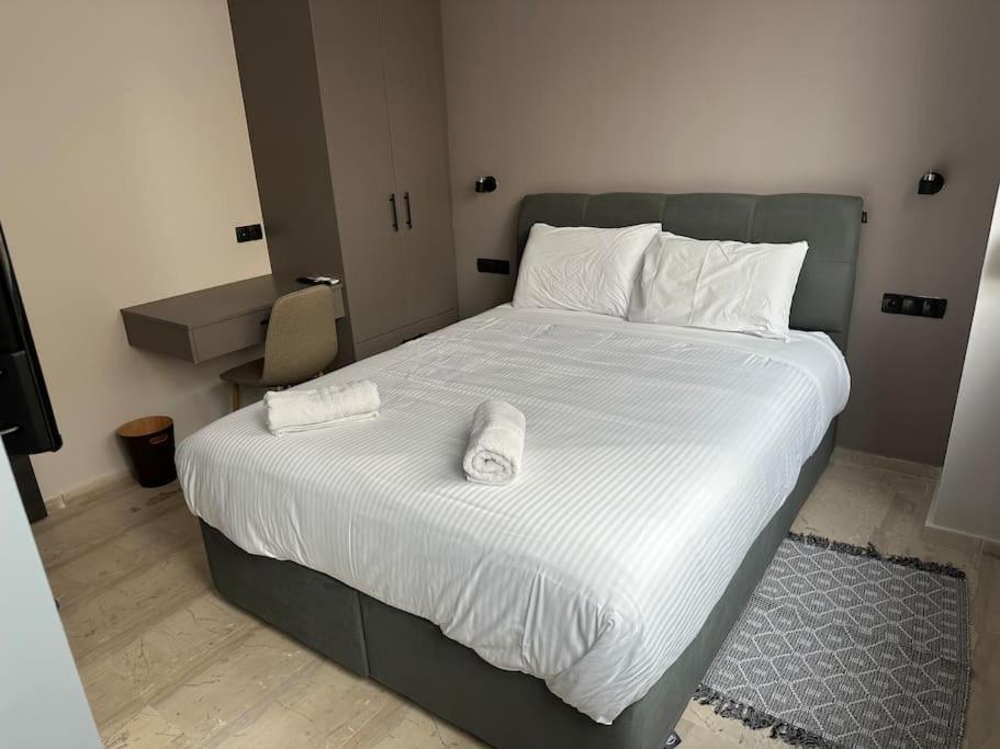 Postel nebo postele na pokoji v ubytování Port Brown Suite 1