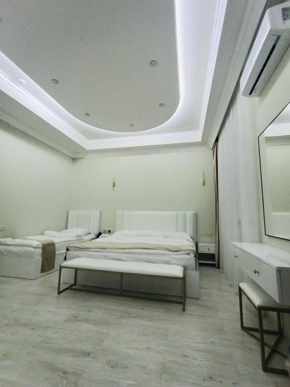 Postel nebo postele na pokoji v ubytování WHITE HOTEL GYUMRI