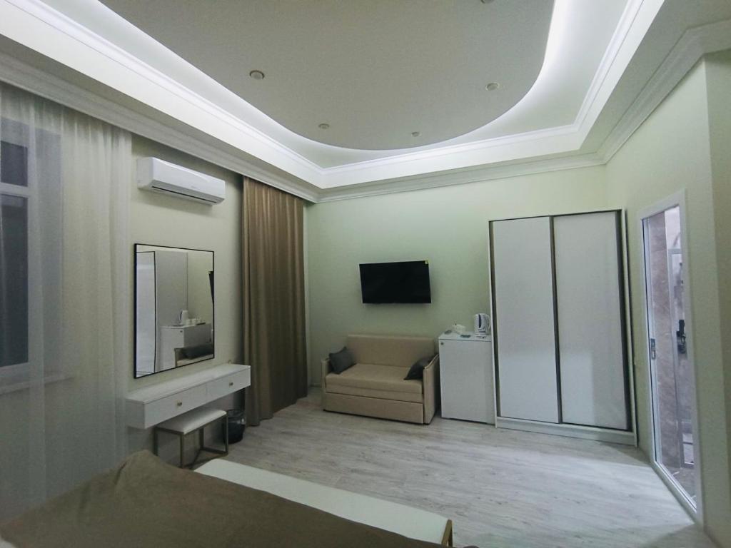 TV a/nebo společenská místnost v ubytování WHITE HOTEL GYUMRI