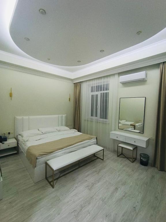 Postel nebo postele na pokoji v ubytování WHITE HOTEL GYUMRI