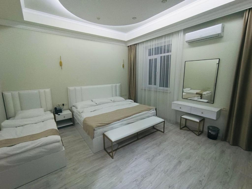 Postel nebo postele na pokoji v ubytování WHITE HOTEL GYUMRI