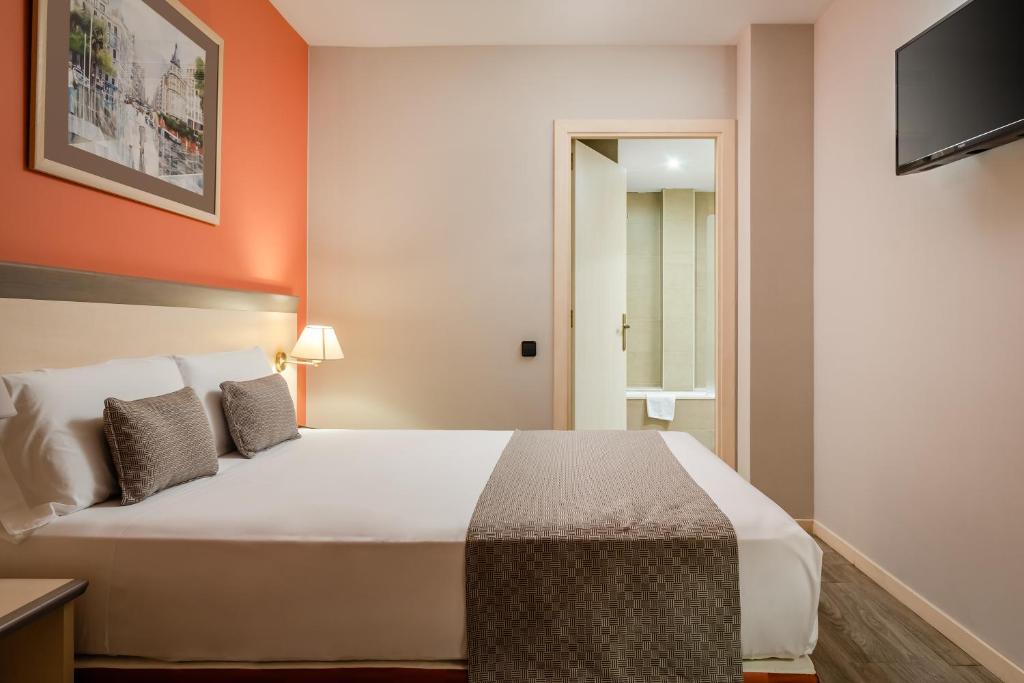 A bed or beds in a room at Sunotel Club Central