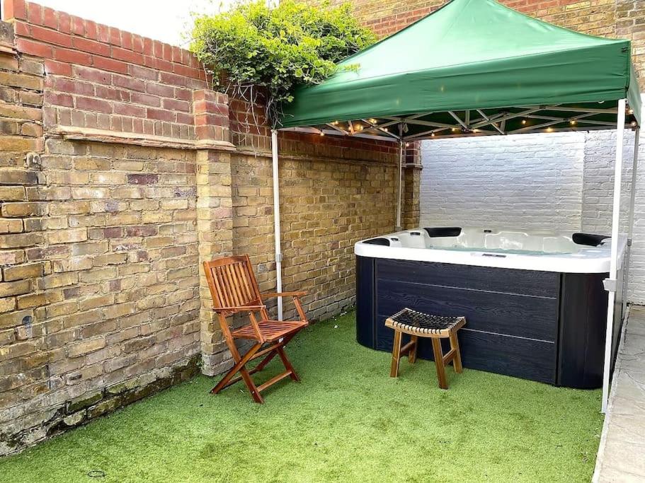 Fotografie z fotogalerie ubytování The Garden Apt Hot Tub - Westbrook Bay Beach - By Goldex Coastal Breaks v destinaci Margate