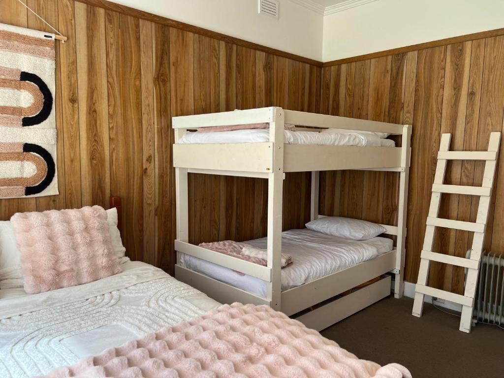 Postel nebo postele na pokoji v ubytování Homey Beach Cottage with Spa, walk to beach