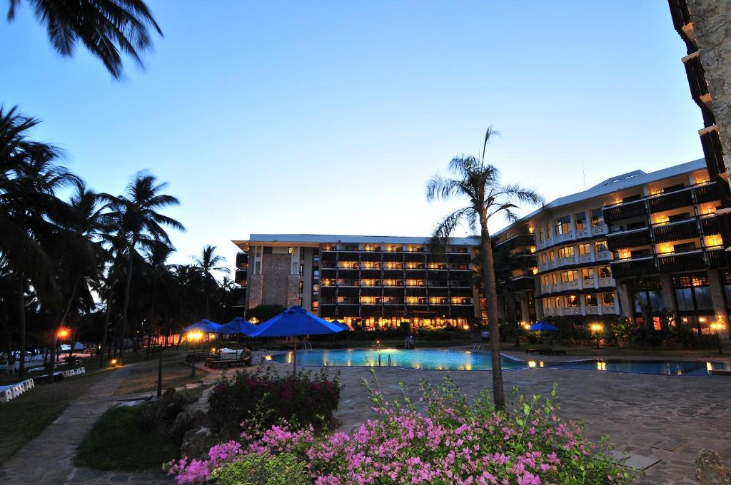 Bazén v ubytování Mombasa Continental Resort nebo v jeho okolí