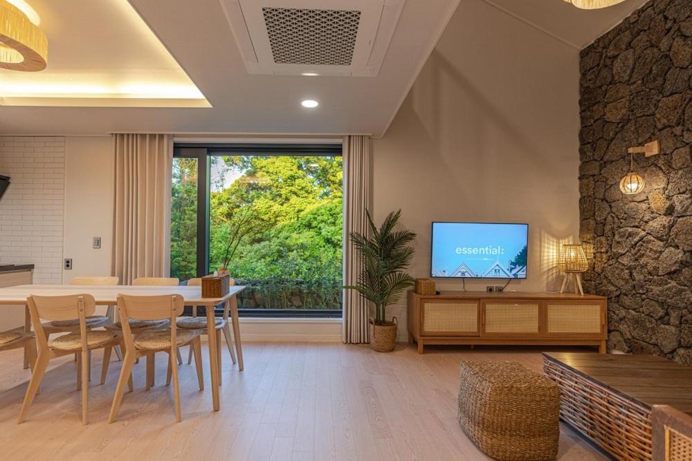 TV a/nebo společenská místnost v ubytování Jeju at Aewol Forest 402