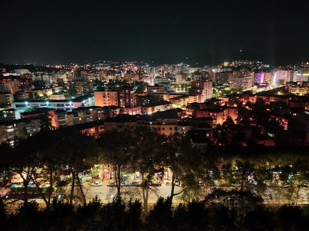 Nespecifikovaný výhled na destinaci Tirana nebo výhled na město při pohledu z apartmánu