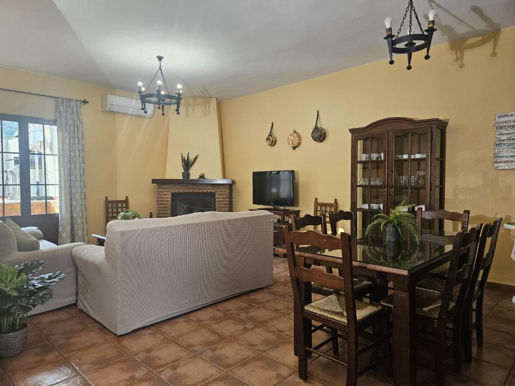 TV a/nebo společenská místnost v ubytování Alojamiento Rural Casitas Cueva del Gato