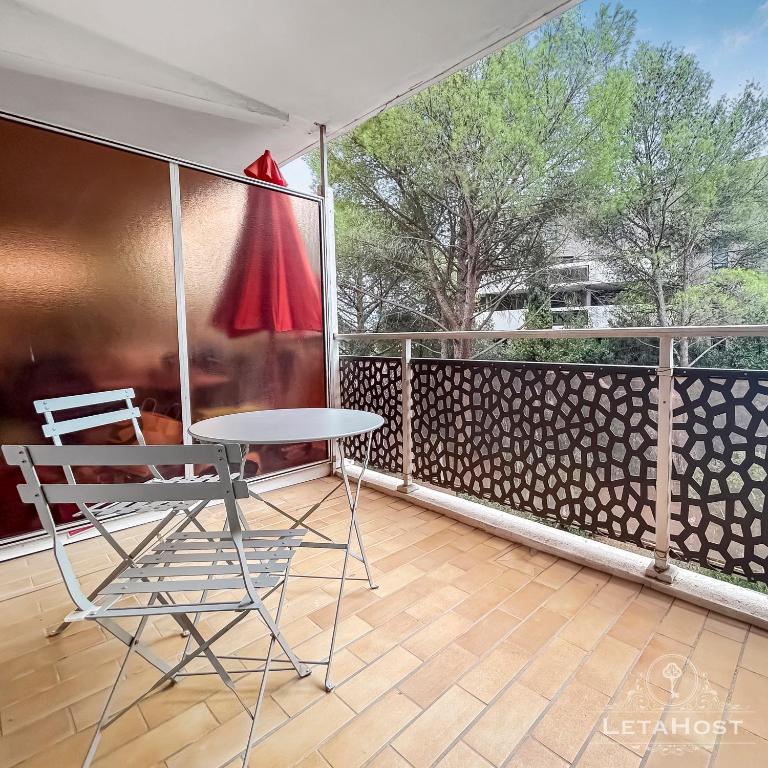 d'un balcon avec une table et une chaise. dans l'établissement Balcon Montpelliérain proche Fac et Hopitaux, à Montpellier