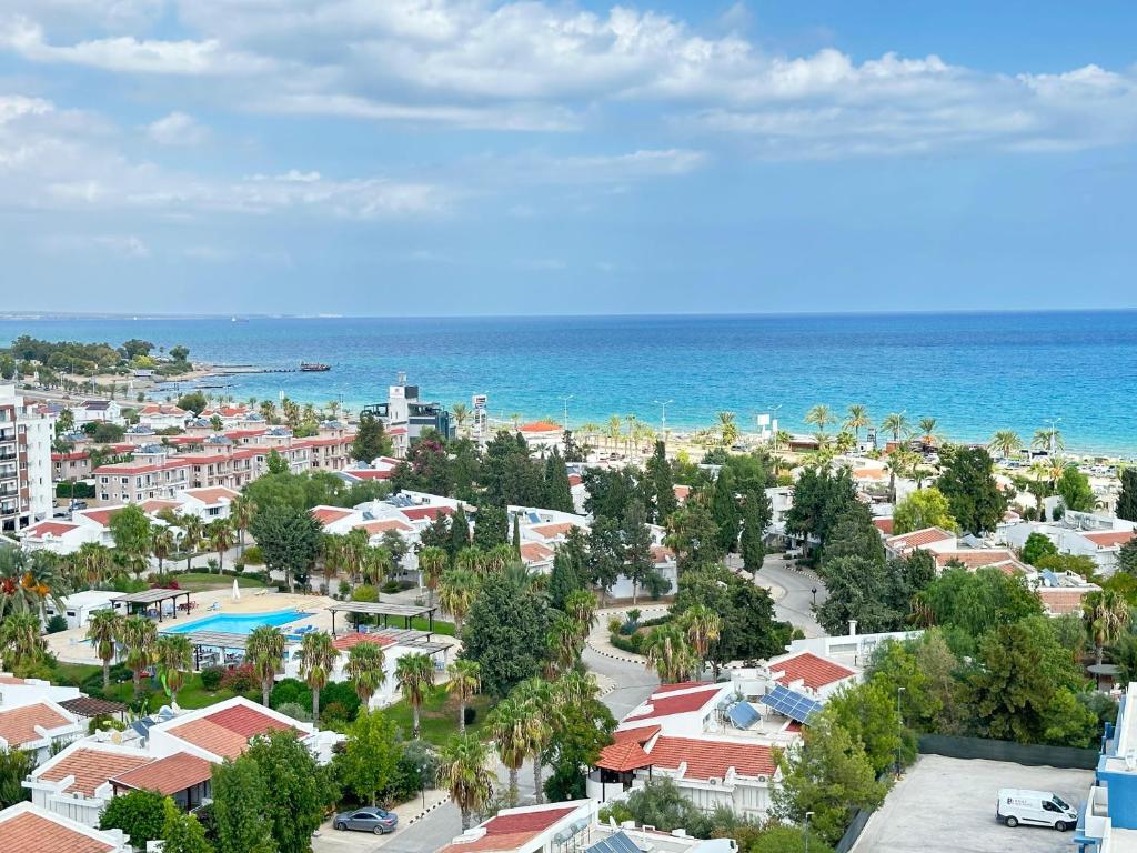 an aerial view of a resort near the ocean at Deniz Manzaralı Rezidans Daire in Saint Yeorgios