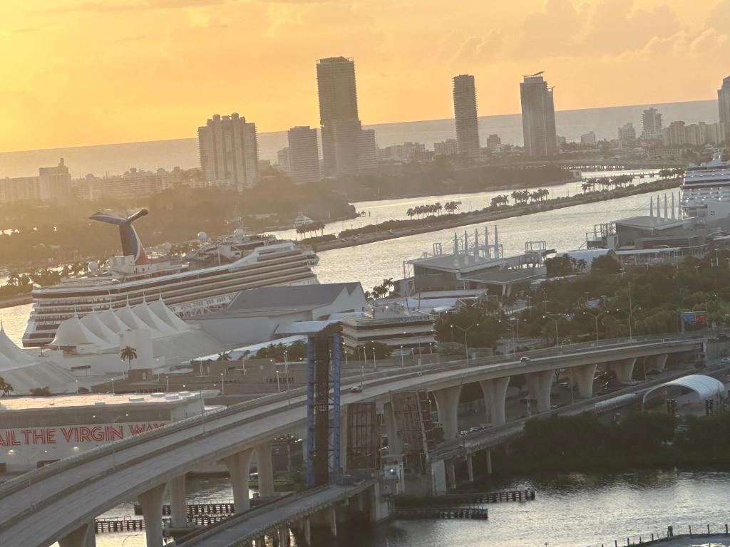 FIFA Magic,Miami Luxury Penthouse, Walk to Fan Fest Panoramic Ocean & City Views,Resort Pool, Spa, Gym, Restaurants photo