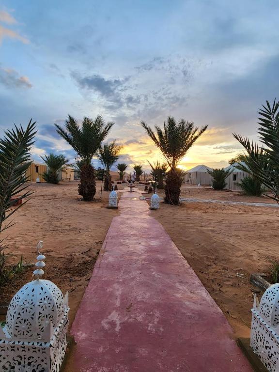 Východ nebo západ slunce při pohledu z luxury tent nebo okolí