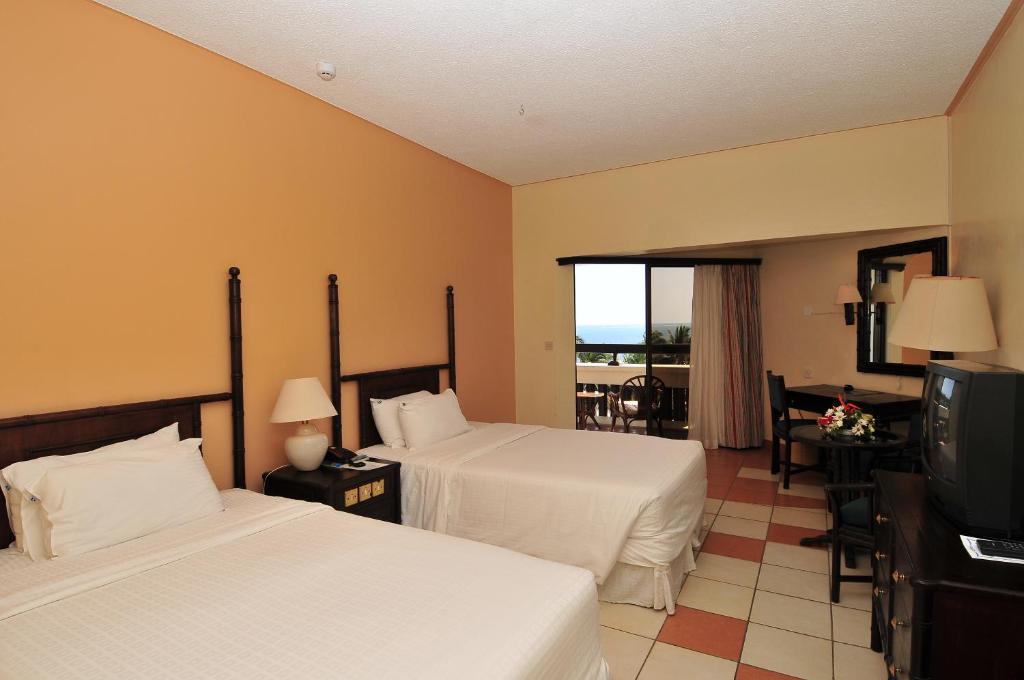 Postel nebo postele na pokoji v ubytování Mombasa Continental Resort