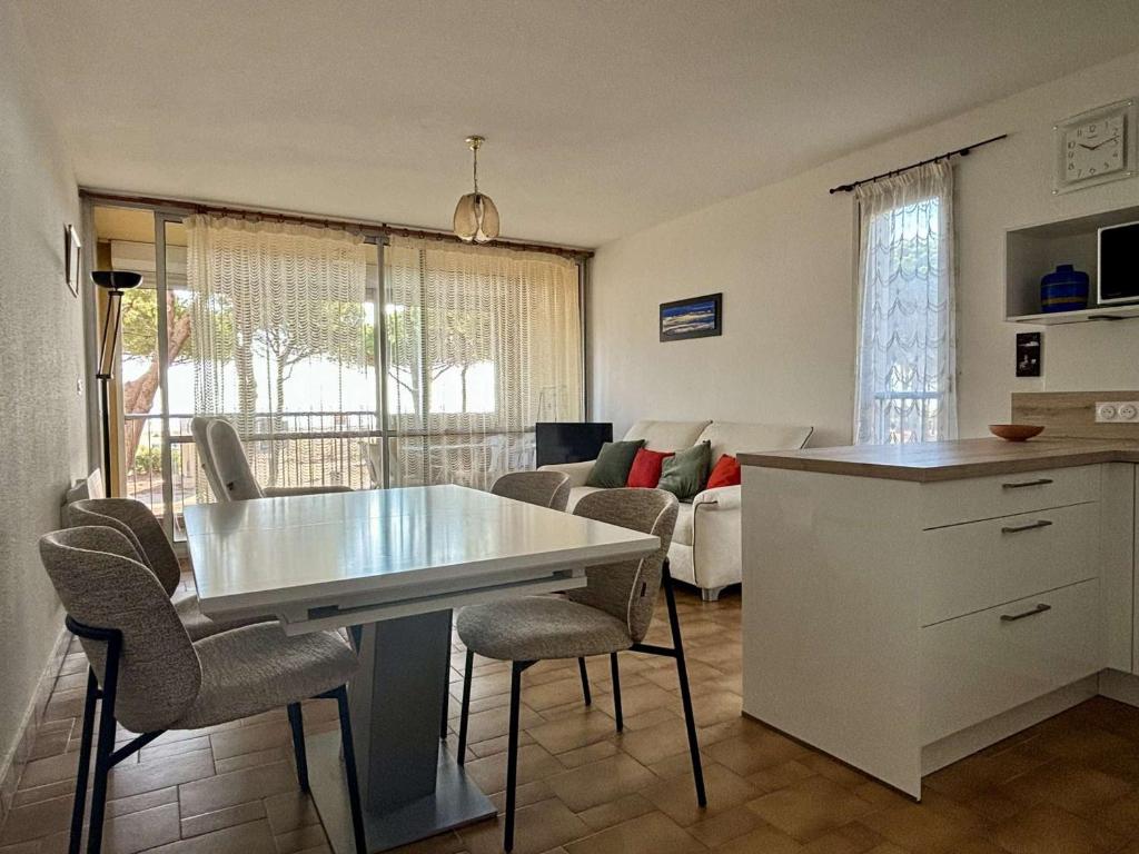 une cuisine et un salon avec une table et des chaises dans l'établissement Appartement 2 pièces/cabine, accès plage direct, parking privé, loggia, 4 couchages - FR-1-225-812, à Argelès-sur-Mer